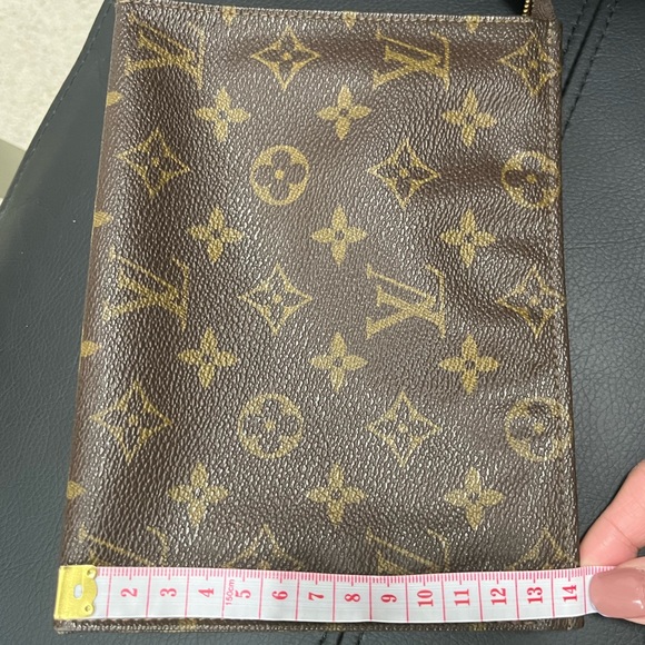 Authentic Louis Vuitton Toiletry 19 in Monogram - Picture 9 of 16